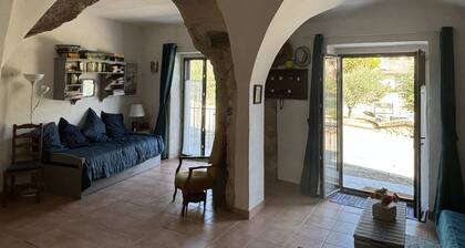 LUBERON whole village house 2/6 persons,lake at 2000m
