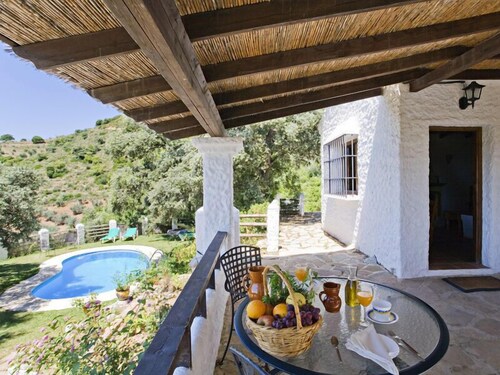 Mukava Rocabella-talo vuoristossa sijaitsevien oliivipuiden ympäröimänä