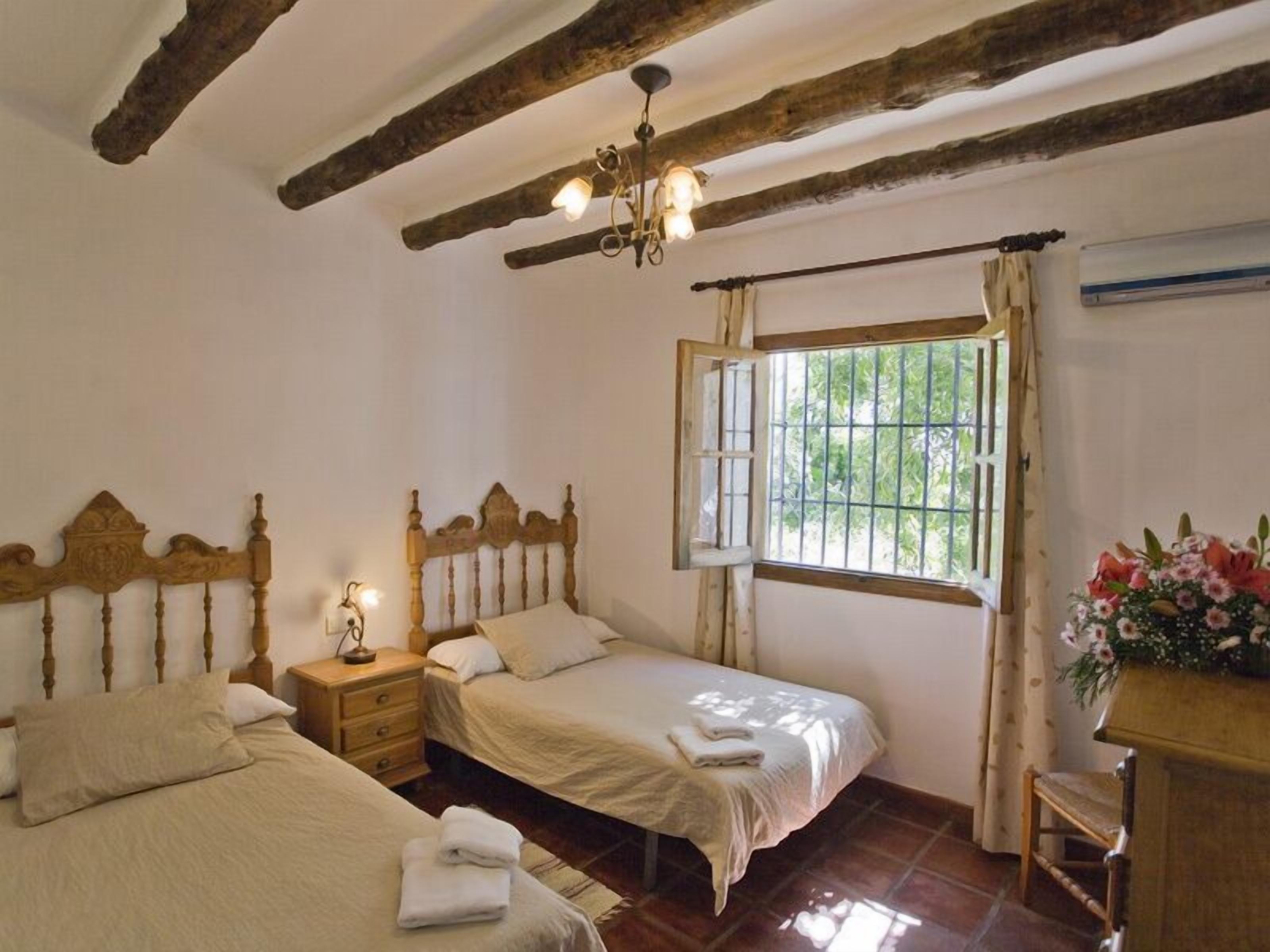 2 slaapkamers, een strijkplank/strijkijzer, reisbedje, gratis wifi