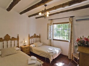 2 عدّة غرف نوم ومكواة/لوح كي وسرير سفر وواي فاي مجانًا