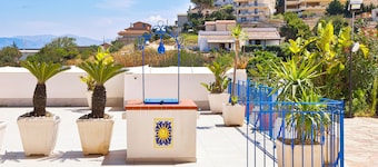 Typical house 150 meters from the sea wi fi car rental