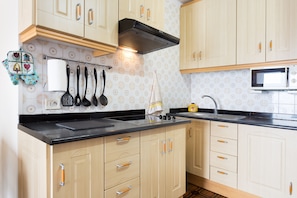 Frigorífico, microondas, horno y placa de cocina