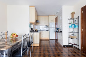 Frigorífico, microondas, horno y placa de cocina