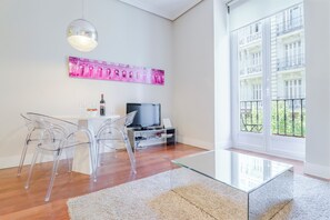 TV, DVD player, books - Top Design Apartment at OPERA Metro station (Royal Theater) / HIGH SPEED WiFi (Madrid)