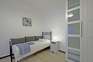 3 chambres, fer et planche à repasser, accès à Internet, literie fournie