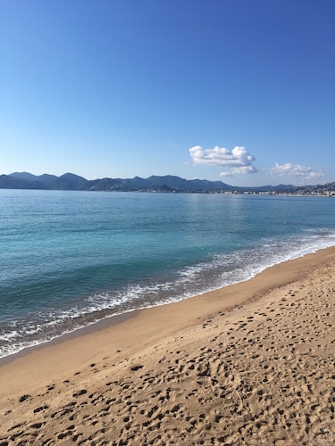 rooms 40 m² 100 m from the beach and harbor 5 minutes from the Croisette Luxury building