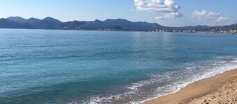 rooms 40 m² 100 m from the beach and harbor 5 minutes from the Croisette Luxury building