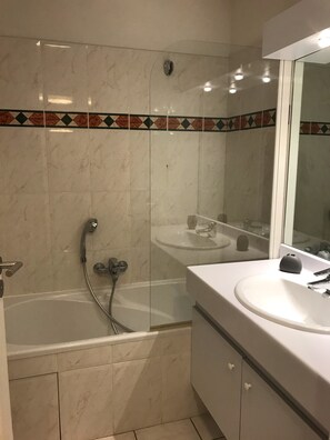 Badekar, hårtørrer, håndklæder