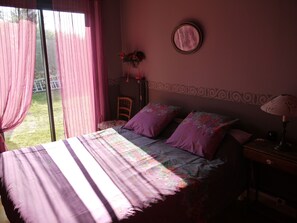 Room - Housing nine full-foot, in house of character in green Ardèche, swimming pool (Quintenas)