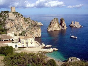 A coastal village with traditional architecture, rocky formations, and clear blue waters. - HOUSE IN A TRADITIONAL VILLA, 200 METERS FROM THE BEACH, WIFI, CAR RENTAL (Alcamo)