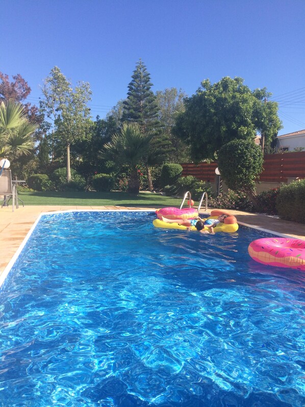 Una piscina al aire libre, una piscina climatizada