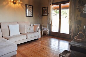 Télévision, cheminée, baby-foot, livres