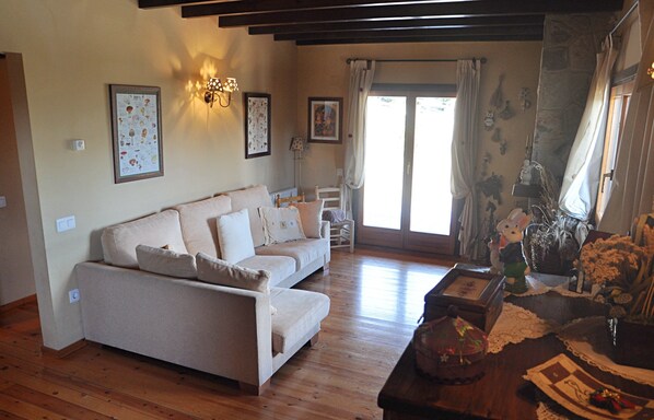 Fernseher, Kamin, Tischfußball, Bücher