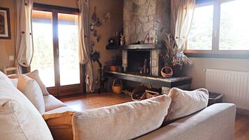 Télévision, cheminée, baby-foot, livres