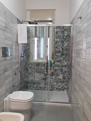 Ensemble baignoire-douche, séchoir à cheveux, bidet, serviettes fournies