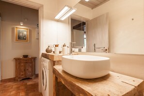 Shower, hair dryer, towels - charming apartment with pool just 4 km from the center of Arezzo and 6 km from t (Arezzo)