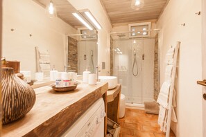 Shower, hair dryer, towels - charming apartment with pool just 4 km from the center of Arezzo and 6 km from t (Arezzo)