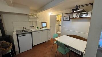 Kühlschrank, Ofen, Herdplatte, Wasserkocher mit Kaffee-/Teezubehör