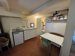 Fridge, oven, stovetop, coffee/tea maker