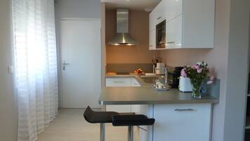 Fridge, microwave, stovetop, coffee/tea maker