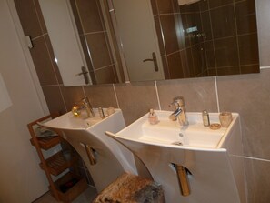 Shower, hair dryer, towels, soap - New studio, air-conditioned, 28 M2, Nogent-sur-Marne RERA On-site parking not included (Fontenay-Sous-Bois)