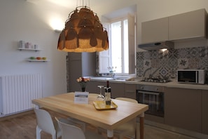 Réfrigérateur, four à micro-ondes, un four, surface de cuisson