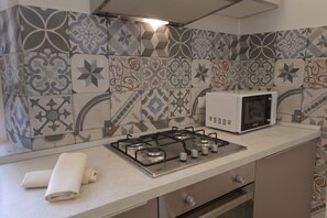 Réfrigérateur, four à micro-ondes, un four, surface de cuisson