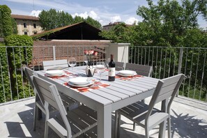 Outdoor dining - LA TERRAZZA – Wifi, amazing location and terrace! (Lucca)