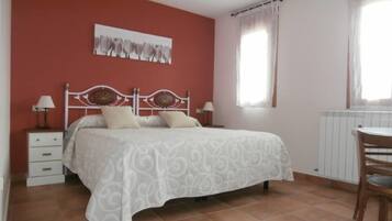 3 slaapkamers, een strijkplank/strijkijzer, gratis wifi, beddengoed