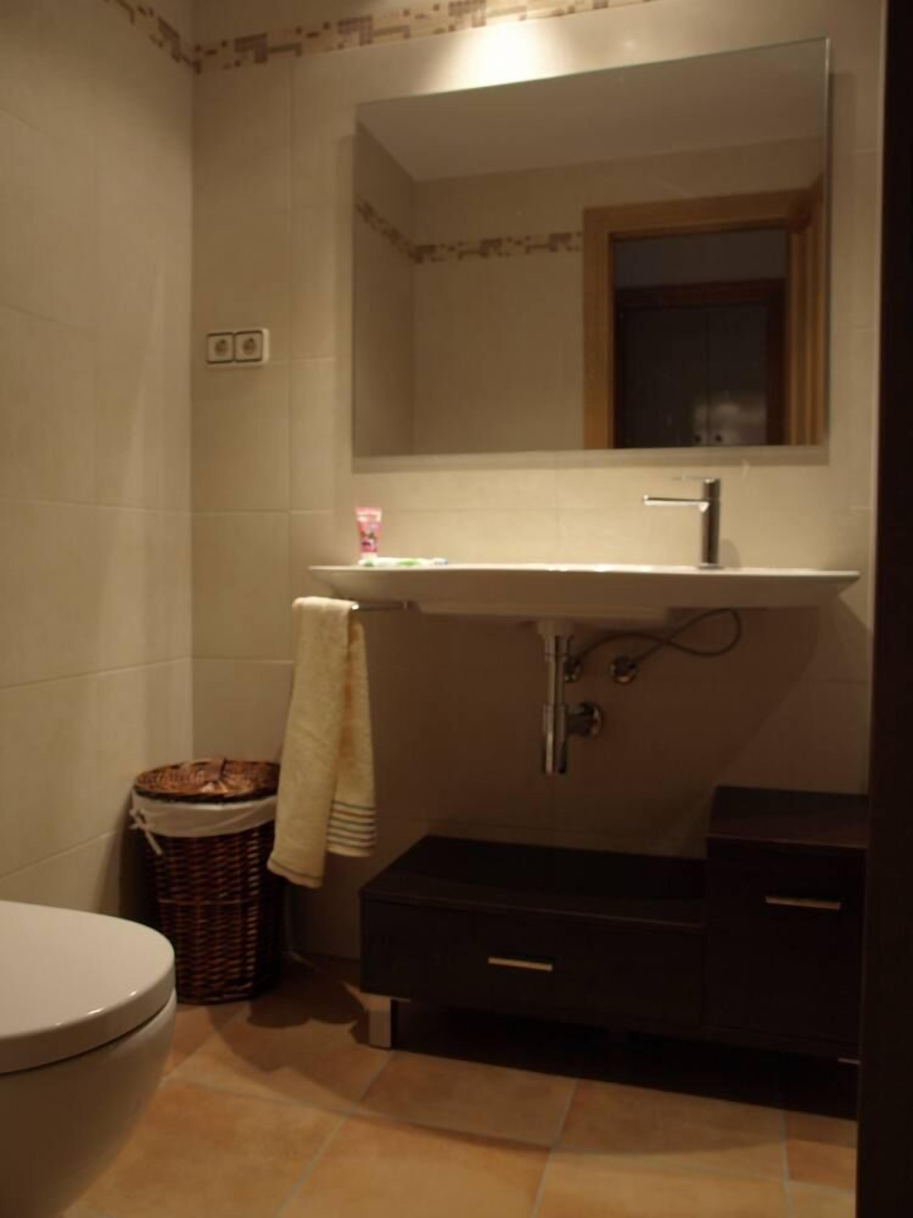 Douche, sèche-cheveux, serviettes fournies, papier toilette