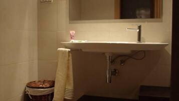 Douche, sĂšche-cheveux, serviettes fournies, papier toilette