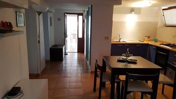 Réfrigérateur, four, plaque de cuisson, cafetiÚre/bouilloire