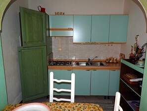 Frigorífico, microondas, placa de cocina y cafetera o tetera