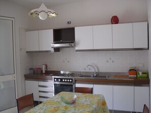 Jääkaappi, mikroaaltouuni, uuni, liesi