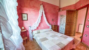 5 bedrooms, iron/ironing board, WiFi, bed sheets