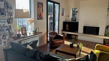 Smart TV, fireplace, books, video library