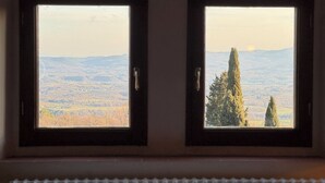Two windows with a view of a hilly landscape. - Poggio Corsucci.Panoramic mansion with swimming pool between Florence and Arezzo (Loro Ciuffenna (Province of Arezzo))