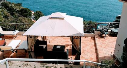LA PRAIA: CHARMING SEASIDE VILLA IN PRAIANO
