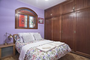 2 bedrooms, iron/ironing board, WiFi, bed sheets