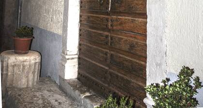 Unabhängige möblierte Bergwohnung in einem charakteristischen mittelalterlichen Dorf