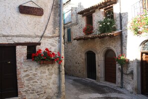 Exterior detail - Cozy furnished mountain and lake apartment in a medieval village (Poggio San Giovanni)