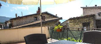 Cozy furnished mountain and lake apartment in a medieval village