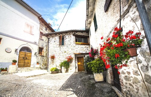Cozy furnished mountain and lake apartment in a medieval village