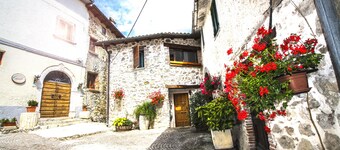 Cozy furnished mountain and lake apartment in a medieval village