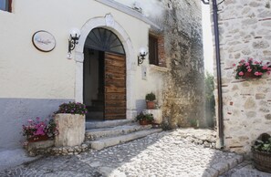 Exterior detail - Cozy furnished mountain and lake apartment in a medieval village (Poggio San Giovanni)