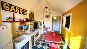 Réfrigérateur, four, plaque de cuisson, cafetière/bouilloire