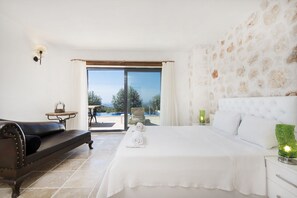 4 bedrooms, desk, iron/ironing board, travel cot