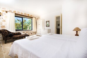 4 bedrooms, desk, iron/ironing board, travel crib