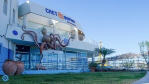 Um edifício com uma grande escultura de polvo na frente, identificado como 