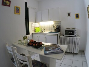Fridge, oven, stovetop, coffee/tea maker
